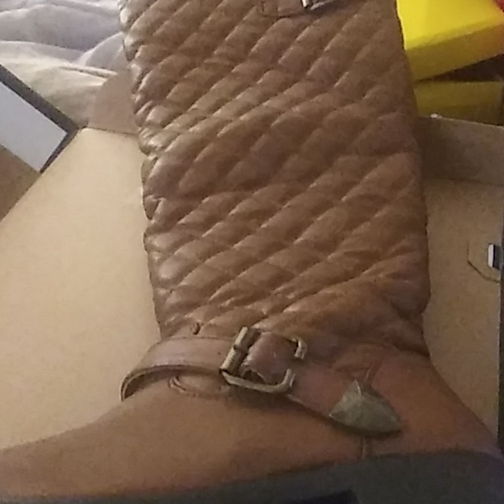 Im selling a pair of boots and sandles..